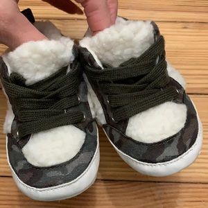 Boots shearling and camo baby gap booties